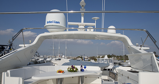 Falcon_Island_Motor_Yacht_03.jpg